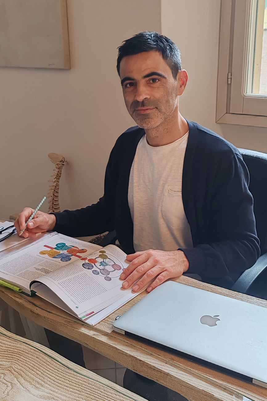 Filippo seduto alla scrivania del suo studio