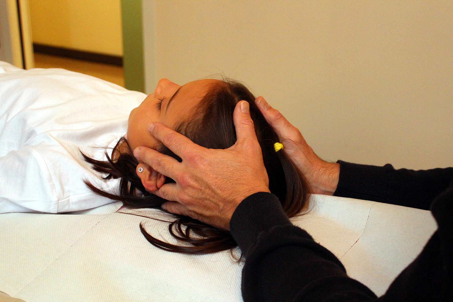 Filippo Iori offre trattamenti osteopatici per bambini